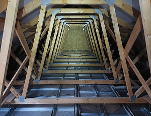 Zateplení stropu rodinného domu pomocí foukané izolace